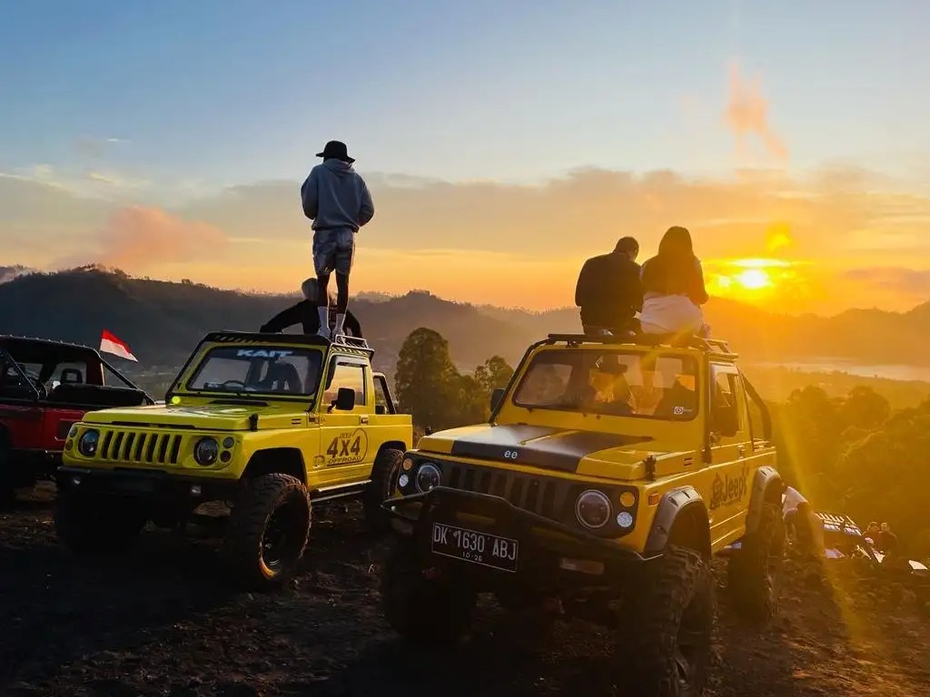 Local Mount Batur jeep guide navigating off-road sunrise route safely and smoothly.